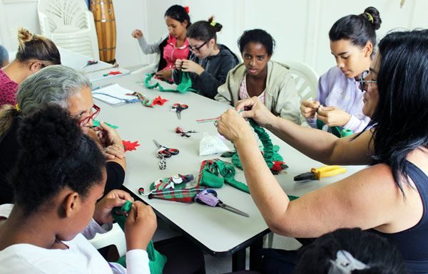 Oficina permite a jovens e adultos do Jardim Gonzaga ‘Natal colorido’