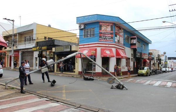 Trânsito na rua 11 de Agosto é interditado após semáforo cair