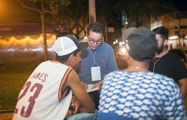 Cento e doze jovens dão suas opiniões em praças públicas