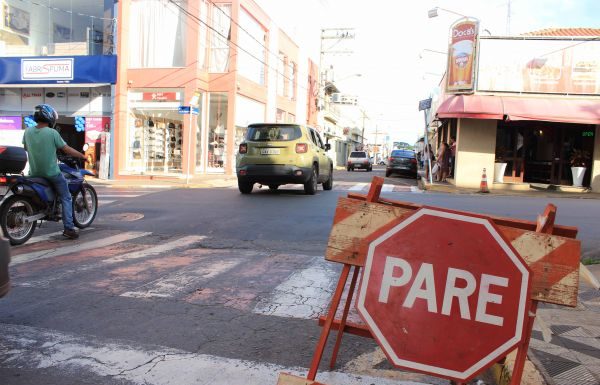 Câmeras flagram Fusca atingindo 2 ocupantes de moto na C. Lisboa