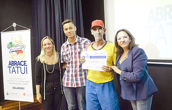 Fundo Social entrega certificados para os ajudantes do ‘Abrace’