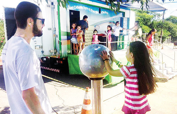 Evento sobre energia elétrica reúne 400 na “Praça do Carroção”