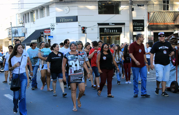 Professores de 7 escolas entram em greve