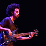 Aluno faz recital de contrabaixo elétrico com música própria