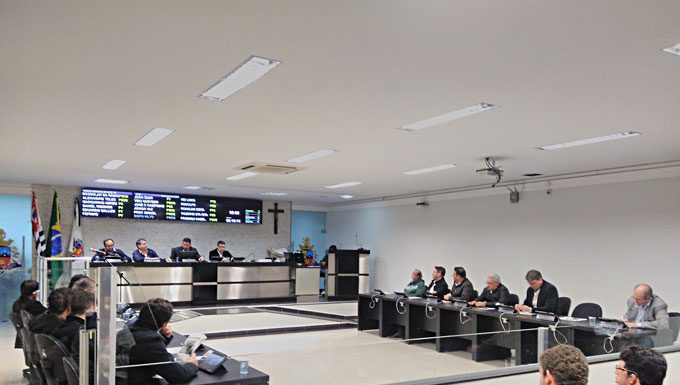 Fila de exames gera ‘embate’ entre governo e oposição na Casa de Leis