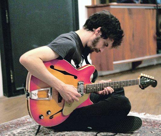 Gustavo Marson apresenta músicas próprias em recital