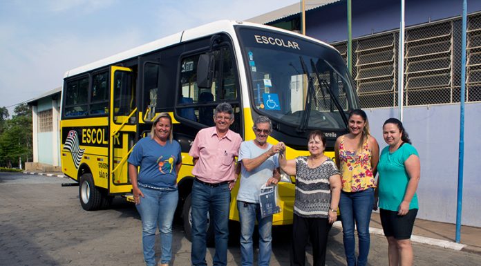 Entidade transfere à cidade micro-ônibus para atender alunos