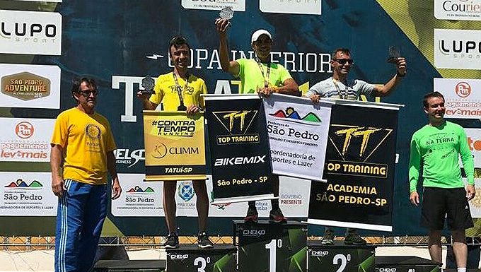 Atleta de equipe local sobe ao pódio de copa na cidade de S. Pedro