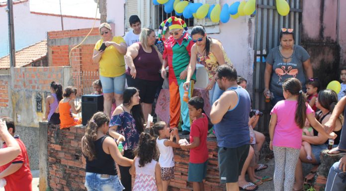 Grupo de voluntários distribui quitutes em três bairros tatuianos