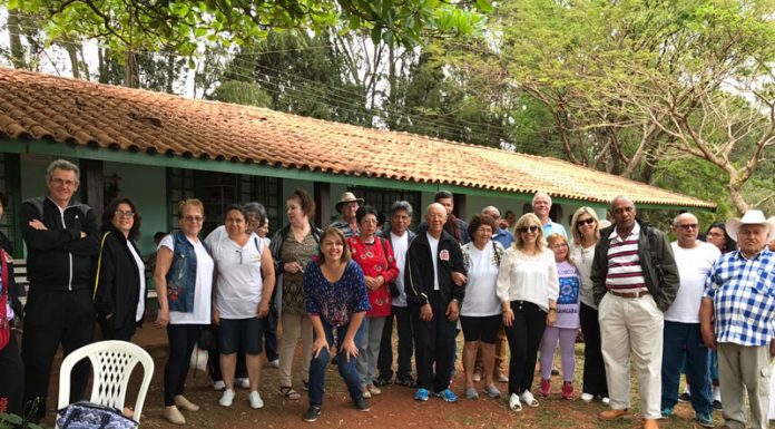 Caminhada matinal dá sequência a ações do mês dos idosos
