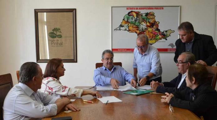 Prefeitura assina dois convênios focando em melhora de vias rurais