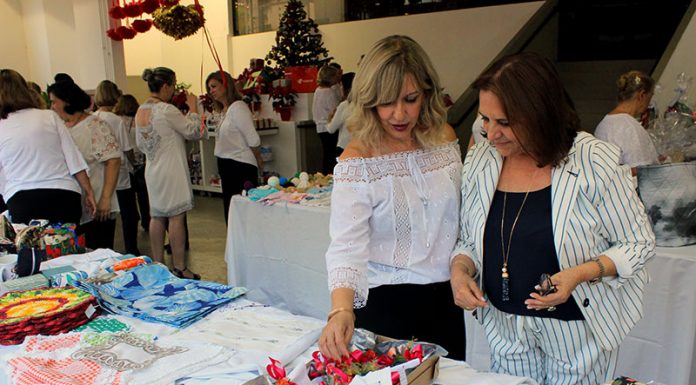Bazar do Fundo Social tem itens de Natal à venda no Centro Cultural