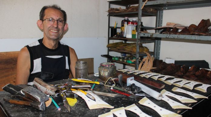 Artesão mantém vivo ofício de sapateiro