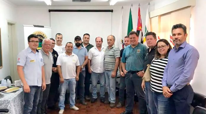 Executivo faz reunião sobre “cinturão” de caminhões