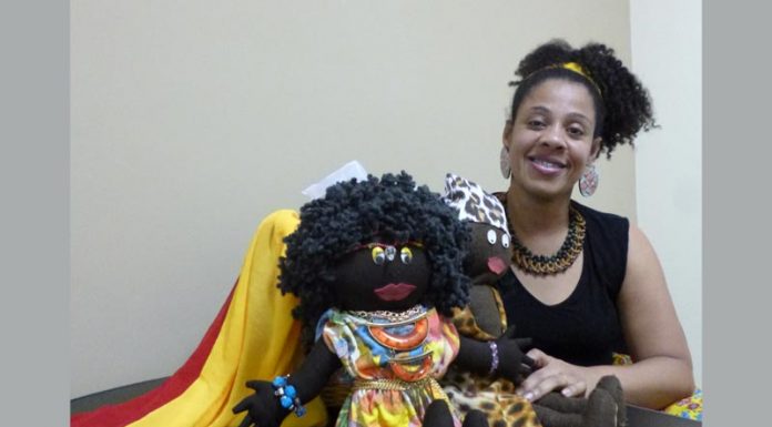 Educadora local promove atividade de contação de história pela região