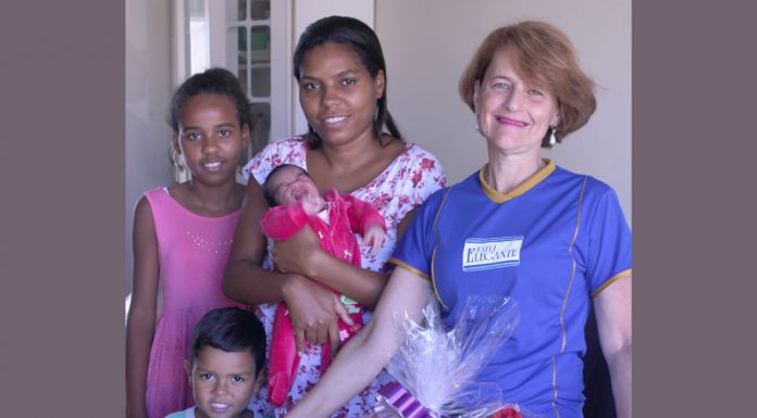 Empresária mantém tradição de loja e dá enxoval para menina