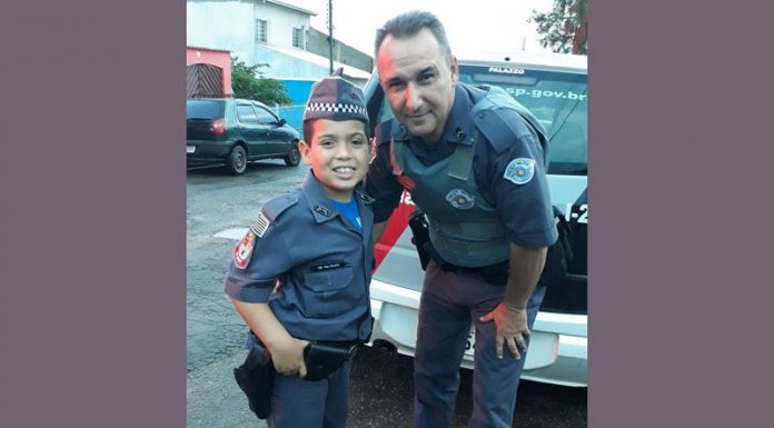 PMs atendem pedido de Natal de menino e cedem fardamento