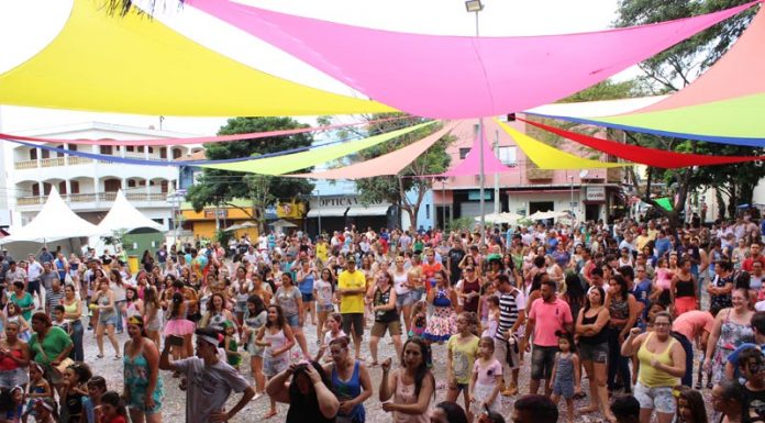 Homenagem e matinê lotam ruas e praça
