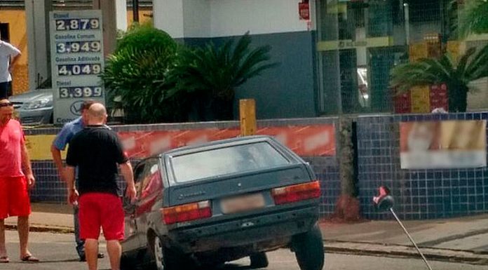 Vereador pede informações após veículo cair em buraco