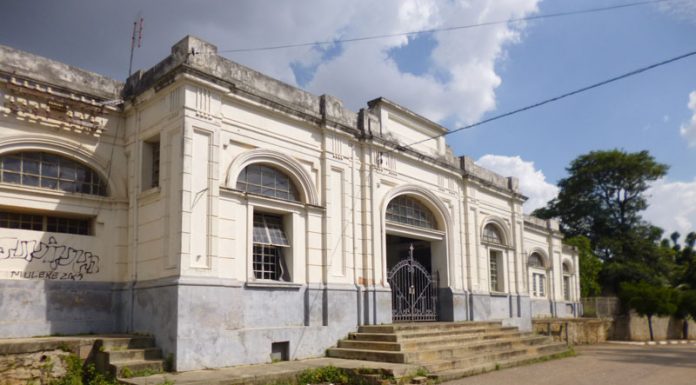 Estação ferroviária perto da incorporação