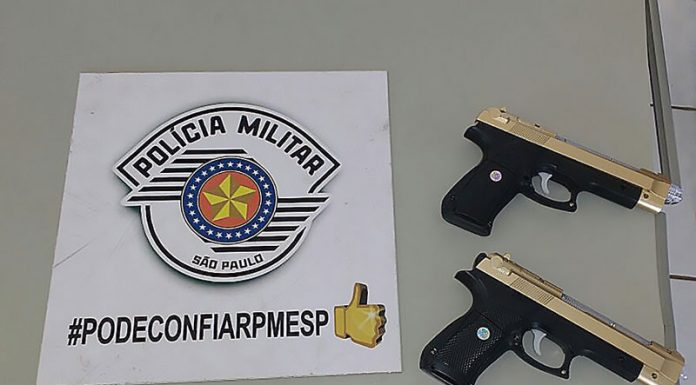 Três jovens assustam passageiros de ônibus com réplicas de armas