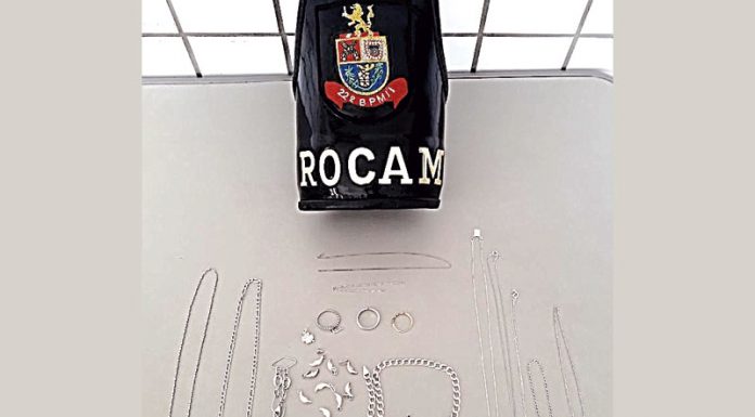 Dupla é flagrada portando joias furtadas e acaba presa