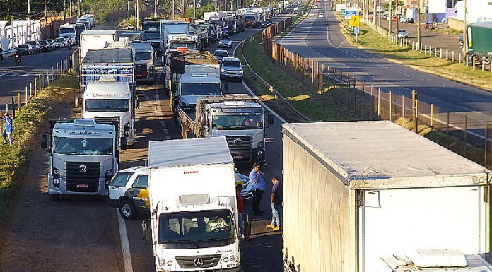 Motoristas interditam rodovia em protesto contra alta do óleo diesel