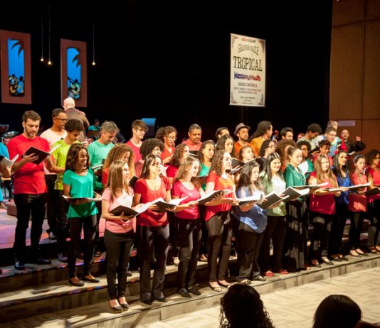 Coros e Camerata Juvenil de Violões do Conservatório realizam concerto