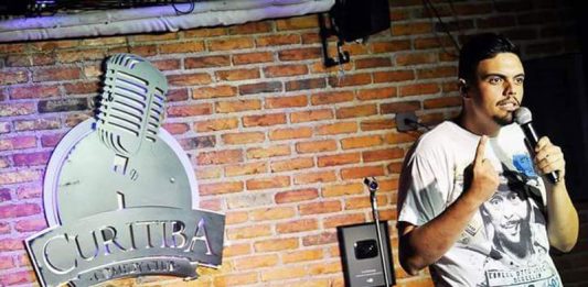 Humorista busca popularizar o stand-up