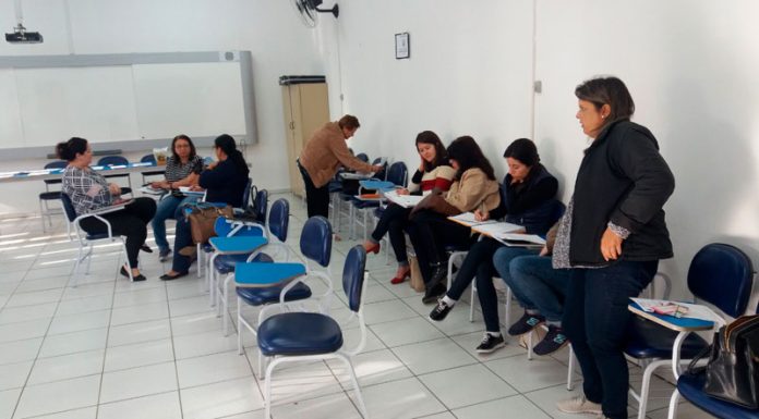 Professores da área infantil participam de replanejamento
