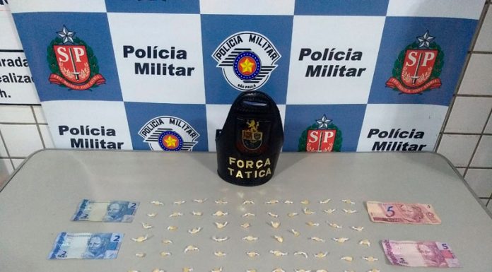 Mãe tenta evitar abordagem de PM ao filho acusado de tráfico de drogas