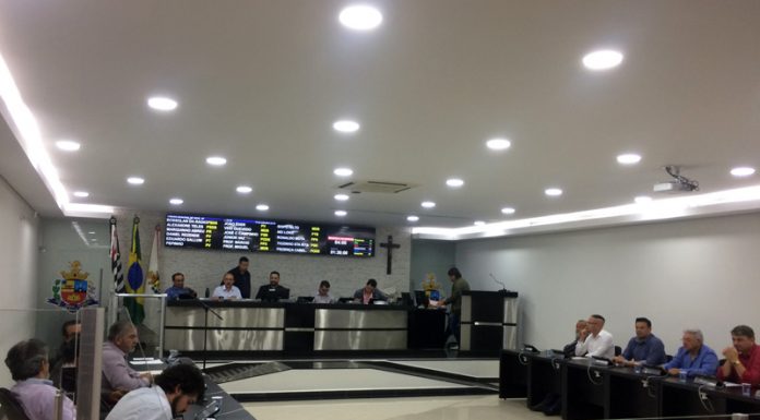 Parlamentares aceitam mudança em data de sessão semanal da Câmara