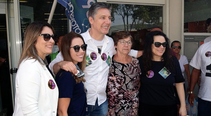 Janaina Paschoal faz caminhada com Guiga em apoio a Bolsonaro