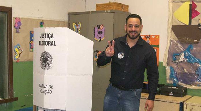 Júnior Vaz repete “costume” para acompanhar apuração dos votos