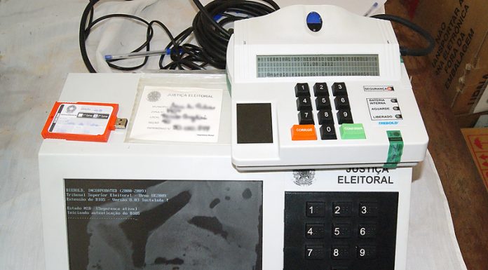 Urna eletrônica é substituída após ter tecla colada em colégio local