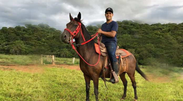 Perícia recolhe “estojo” na porteira do sítio do empresário morto dia 4