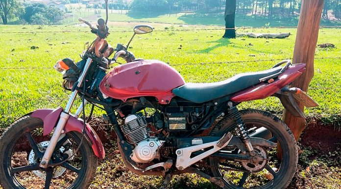 Homem flagrado com moto furtada e chave de fenda acaba preso