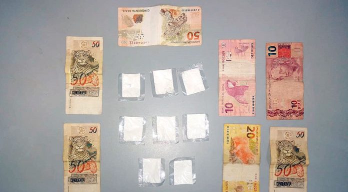 Jovem dá de cara com carro da PM e é pego com porção de ‘coca’