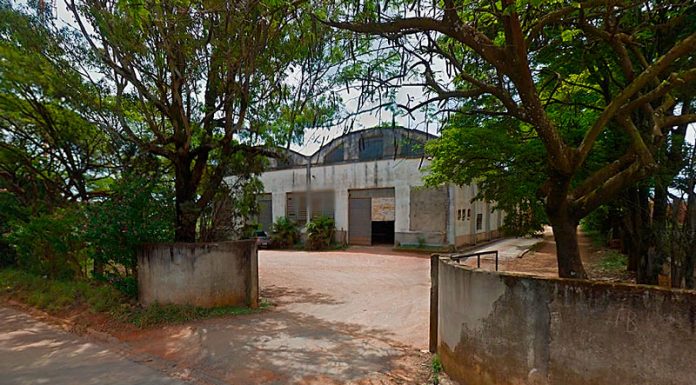 Galpão sofre incêndio e fogo compromete a estrutura do prédio