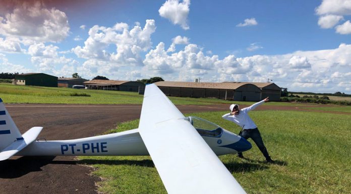 Piloto que representa o Aeroclube fatura título de classe de voo a vela