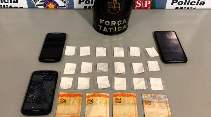 Dois adolescentes são presos acusados de vender cocaína