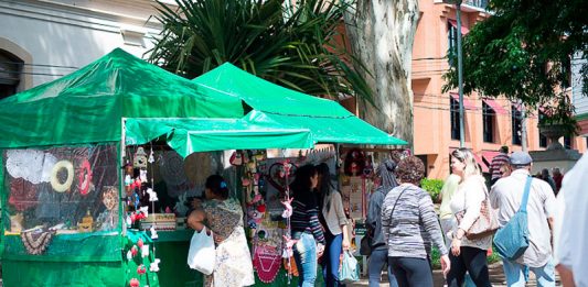 Tradicional feira de artesanato é destaque na Praça da Matriz
