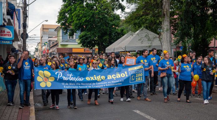 Caminhada ‘Proteção Exige Ação’ leva cerca de 200 para as ruas