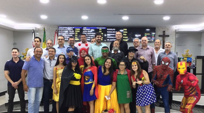 Casa de Leis é “invadida” por heróis e personagens infantis
