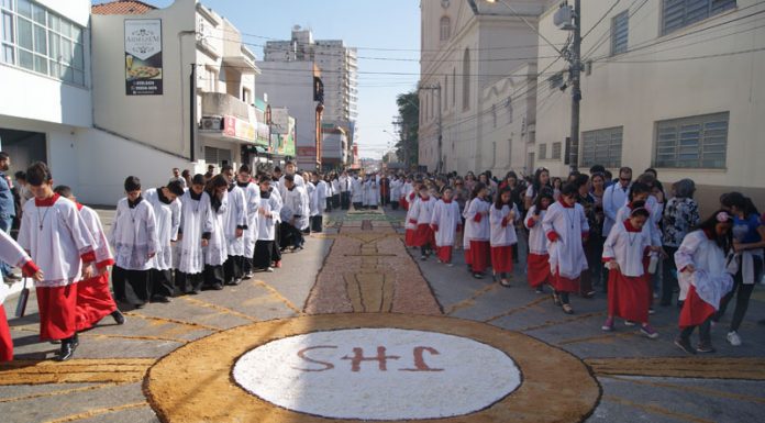 11 paróquias da cidade fazem tapete da Igreja Matriz ao Lar