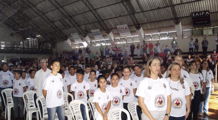 Mais de 300 crianças dizem não às drogas e à violência com o Proerd
