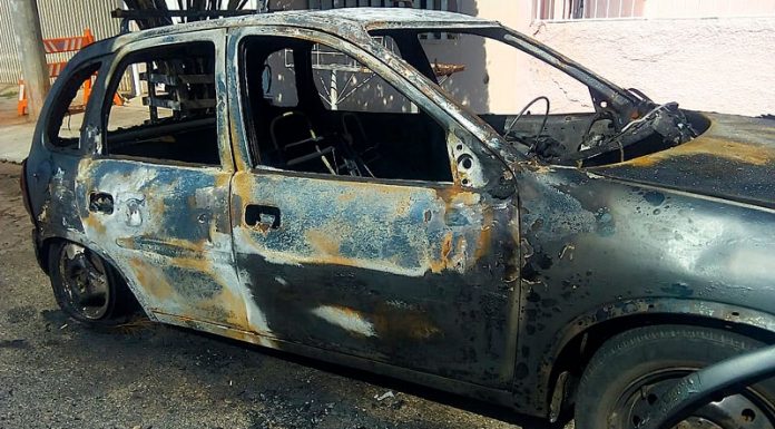 Carro é destruído por fogo; PC suspeita de incêndio criminoso