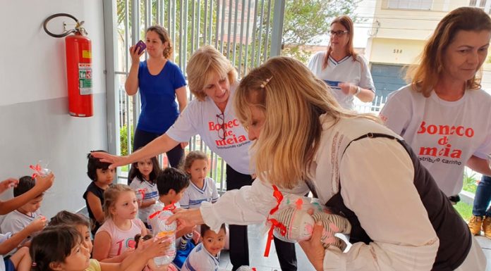 Fusstat doa mais de 1.300 bonecos de meia para alunos da rede pública