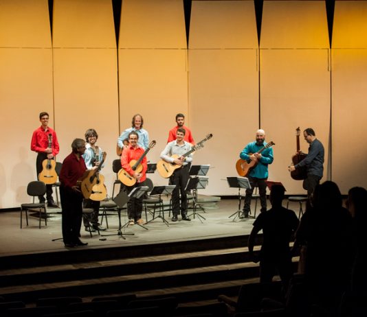 CEU das Artes recebe apresentação da Camerata de Violões do CDMCC