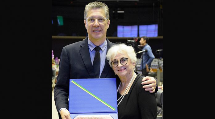 Célia Holtz recebe homenagem no Congresso por trabalho com idosos